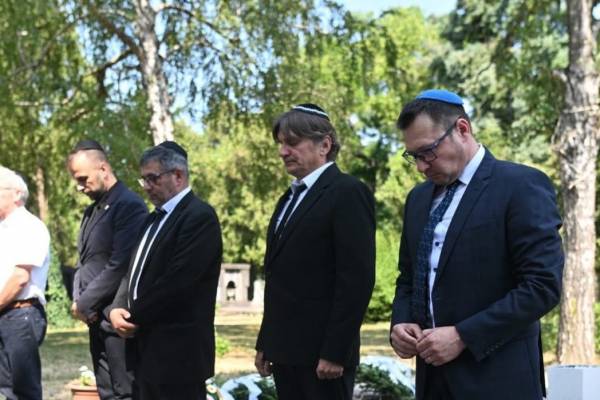 Megemlékezés a holokauszt áldozatairól Pécsett: "Nyolc évtized múltán is kötelességünk emlékezni – és emlékeztetni"